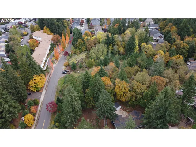 a black and white photo of a building
