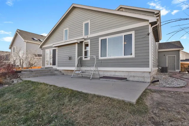 a view of a house with backyard