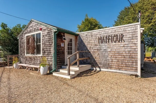 a view of a house with backyard