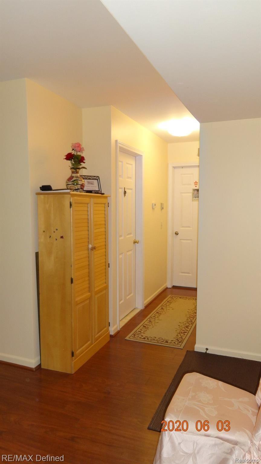 1675 Huntington Park, Unit E Rochester, MI 48309 - Photo 19 of 33 Front entryway