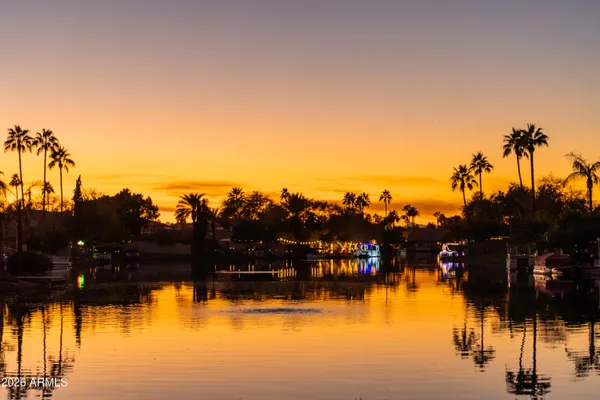 $1,035,000 | 518 South Lagoon Drive, Gilbert, AZ 85233
