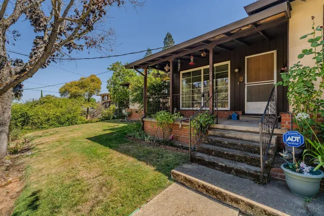a view of a house with backyard and garden
