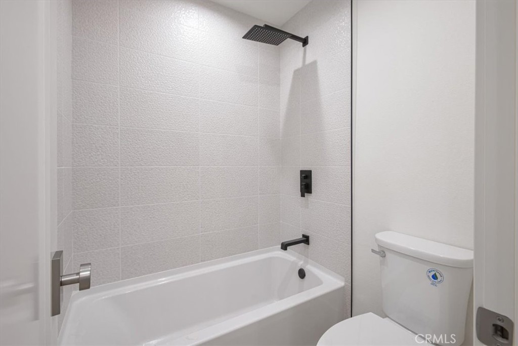229 Springview Irvine, CA 92620 - Photo 17 of 30 a bathroom with a bathtub and a toilet