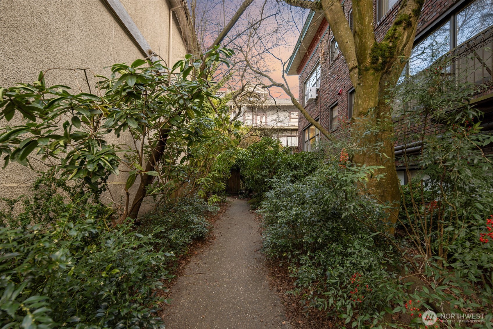 630 13th Avenue East, Unit 3 Seattle, WA 98102 - Photo 19 of 22 a backyard of a building with lots of green space