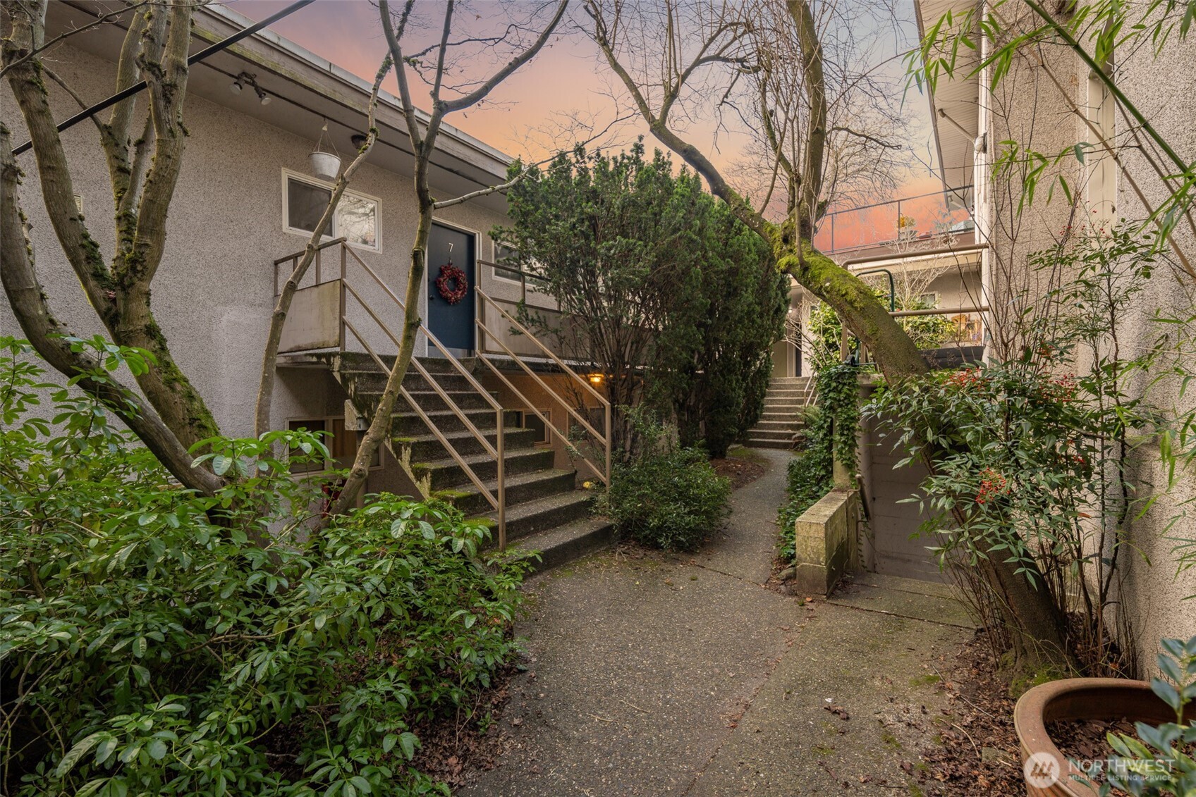 630 13th Avenue East, Unit 3 Seattle, WA 98102 - Photo 20 of 22 a backyard of a house with lots of green space