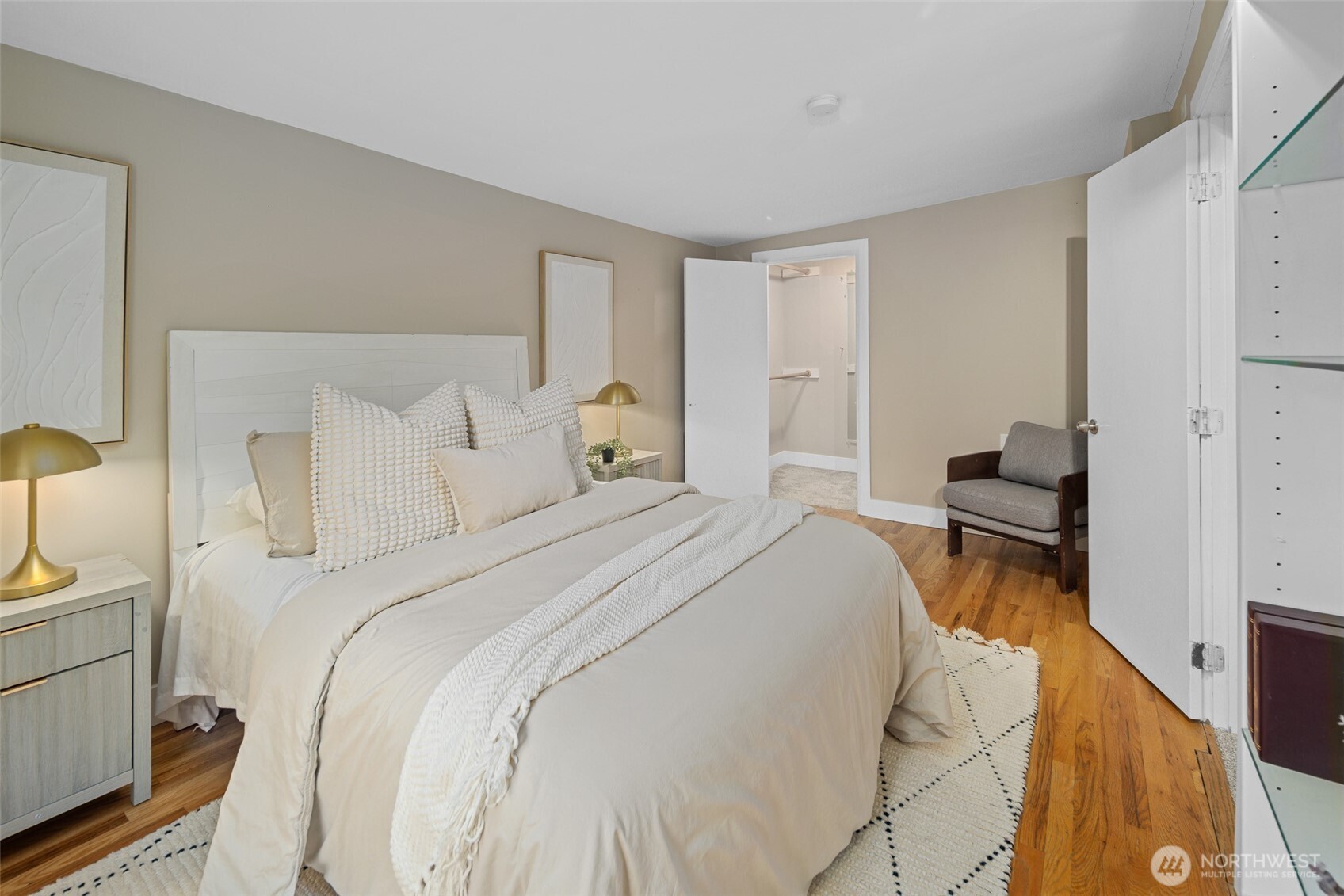 630 13th Avenue East, Unit 3 Seattle, WA 98102 - Photo 7 of 22 a bedroom with a bed and a lamp