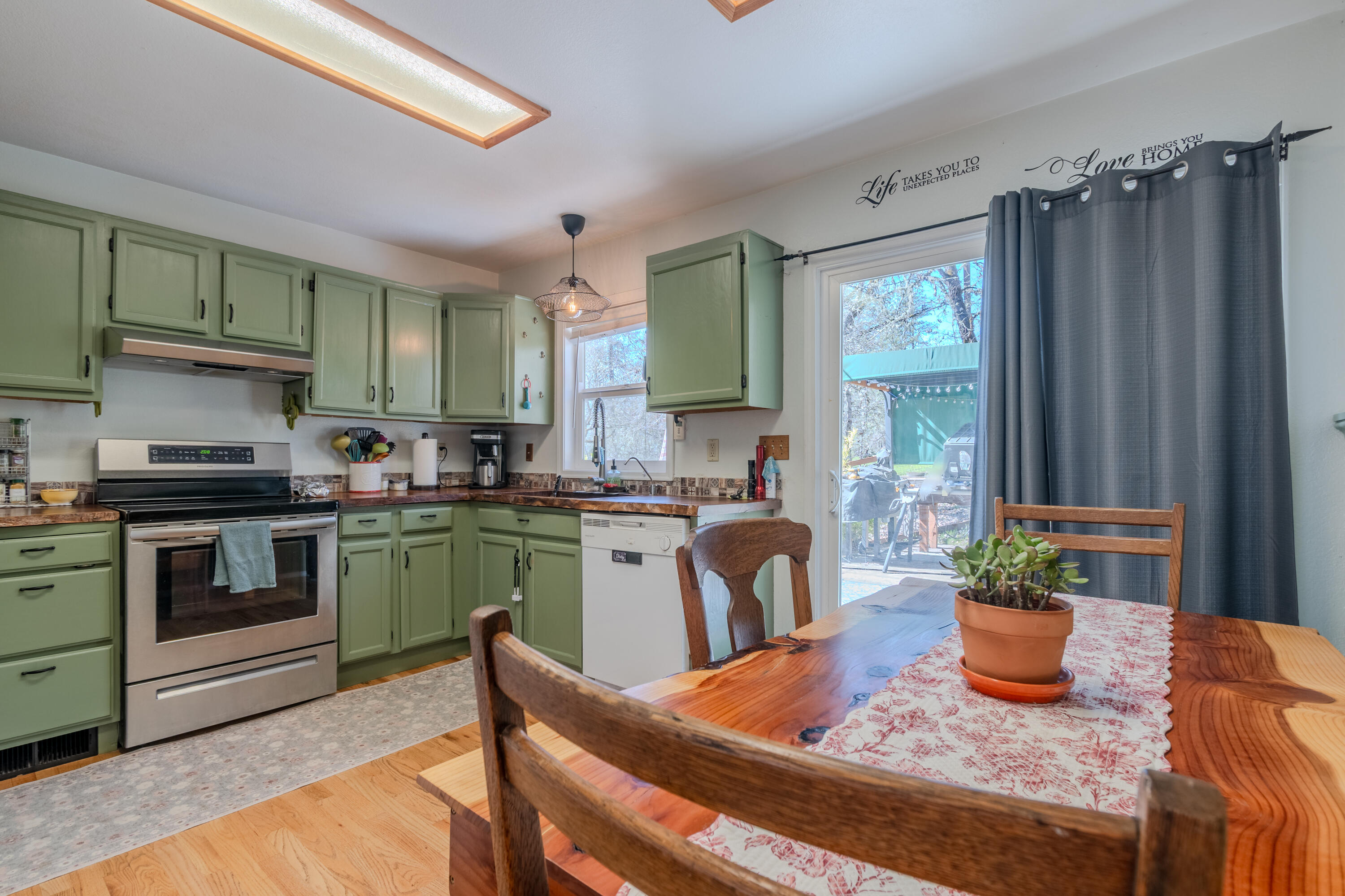 127 Lodge Road Trail, OR 97541 - Photo 13 of 37 Dining