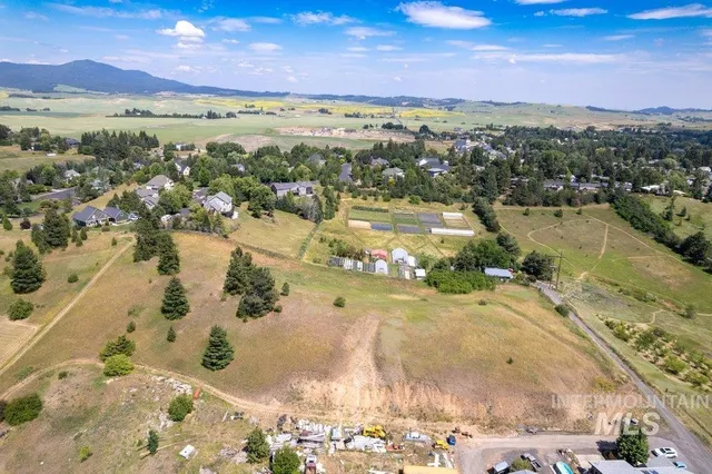 $999,000 | 700 Empire Lane, Moscow, ID 83843