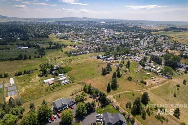 $999,000 | 700 Empire Lane, Moscow, ID 83843