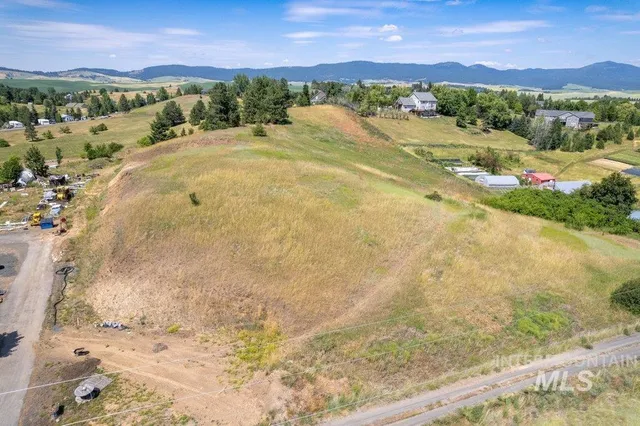 $999,000 | 700 Empire Lane, Moscow, ID 83843