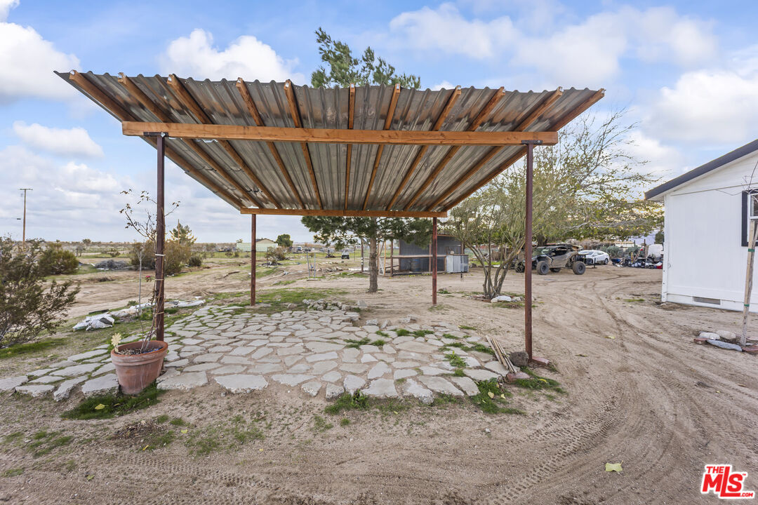 6677 Maricopa Road Phelan, CA 92371 - Photo 36 of 38 a patio with a table and chairs