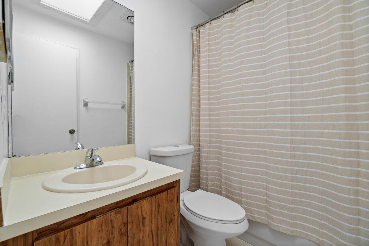 9 Ridge Pointe Drive, Unit E Boynton Beach, FL 33435 - Photo 14 of 36 014-9RidgePointeDrive-BoyntonBeach-FL-33