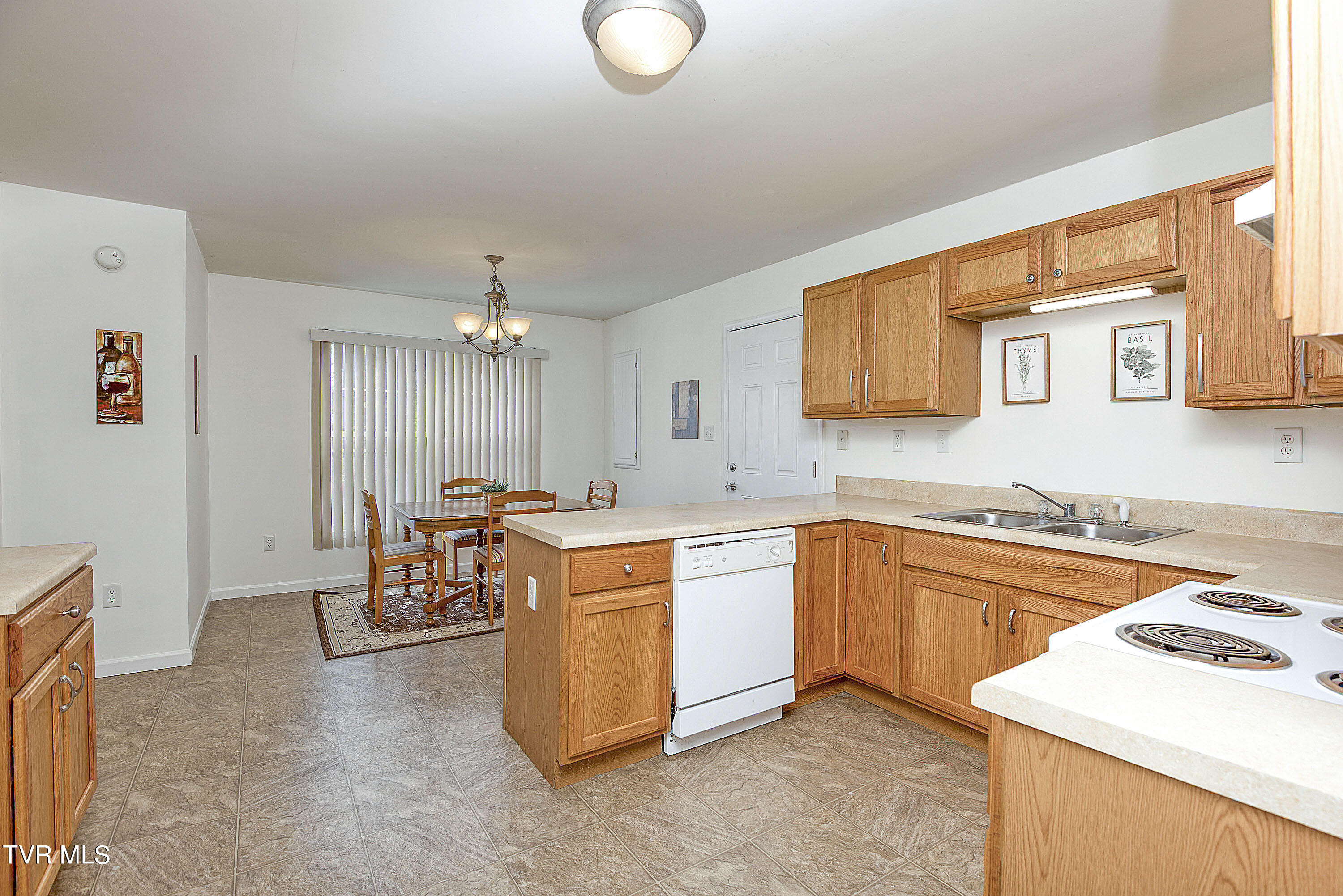 18410 Fortunes Way, Unit N/A Abingdon, VA 24210 - Photo 4 of 13 KITCHEN 1