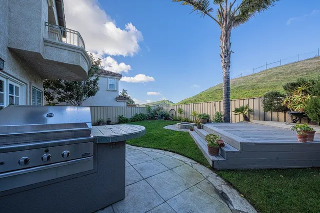a view of a house with backyard and a tree