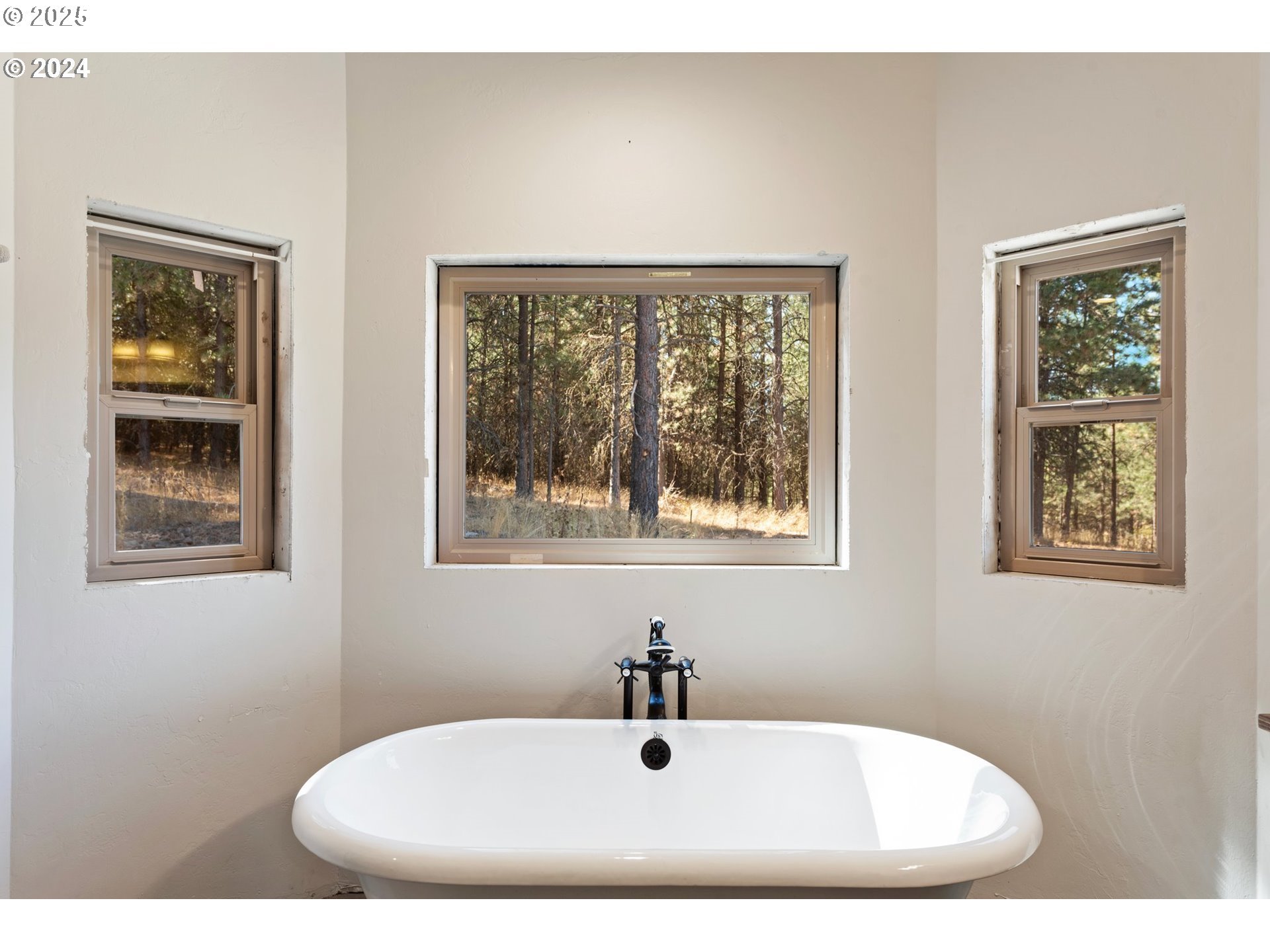 73210 Kingsbury Lane Elgin, OR 97827 - Photo 12 of 37 a bathroom with a bathtub and windows