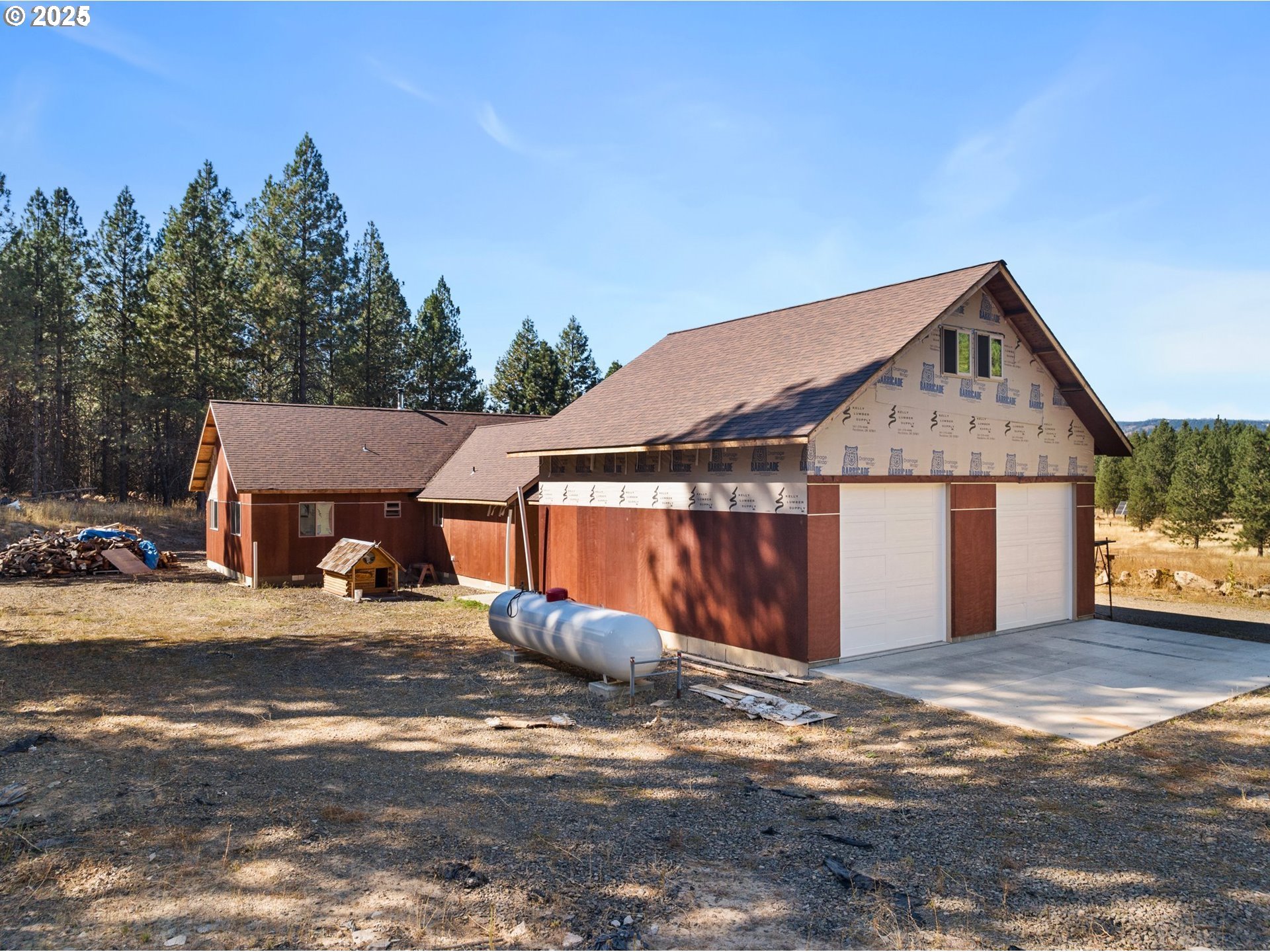 73210 Kingsbury Lane Elgin, OR 97827 - Photo 3 of 37 a front view of a house with a yard and garage