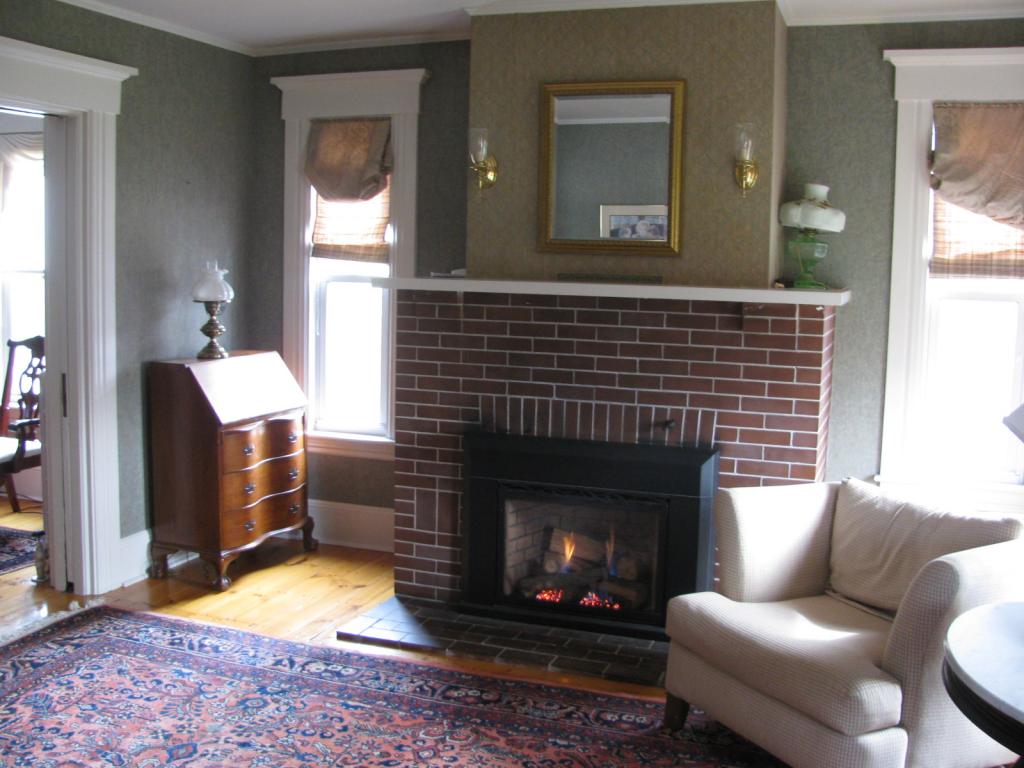 1363 River Road Manchester, NH 03104 - Photo 10 of 32