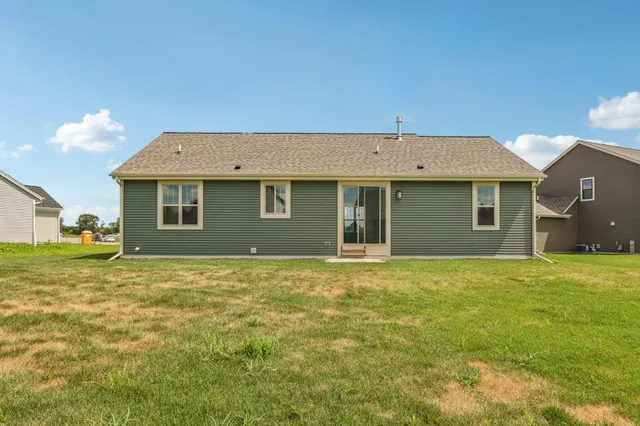 $525,900 | 2707 Mapleton Avenue, East Troy, WI 53120