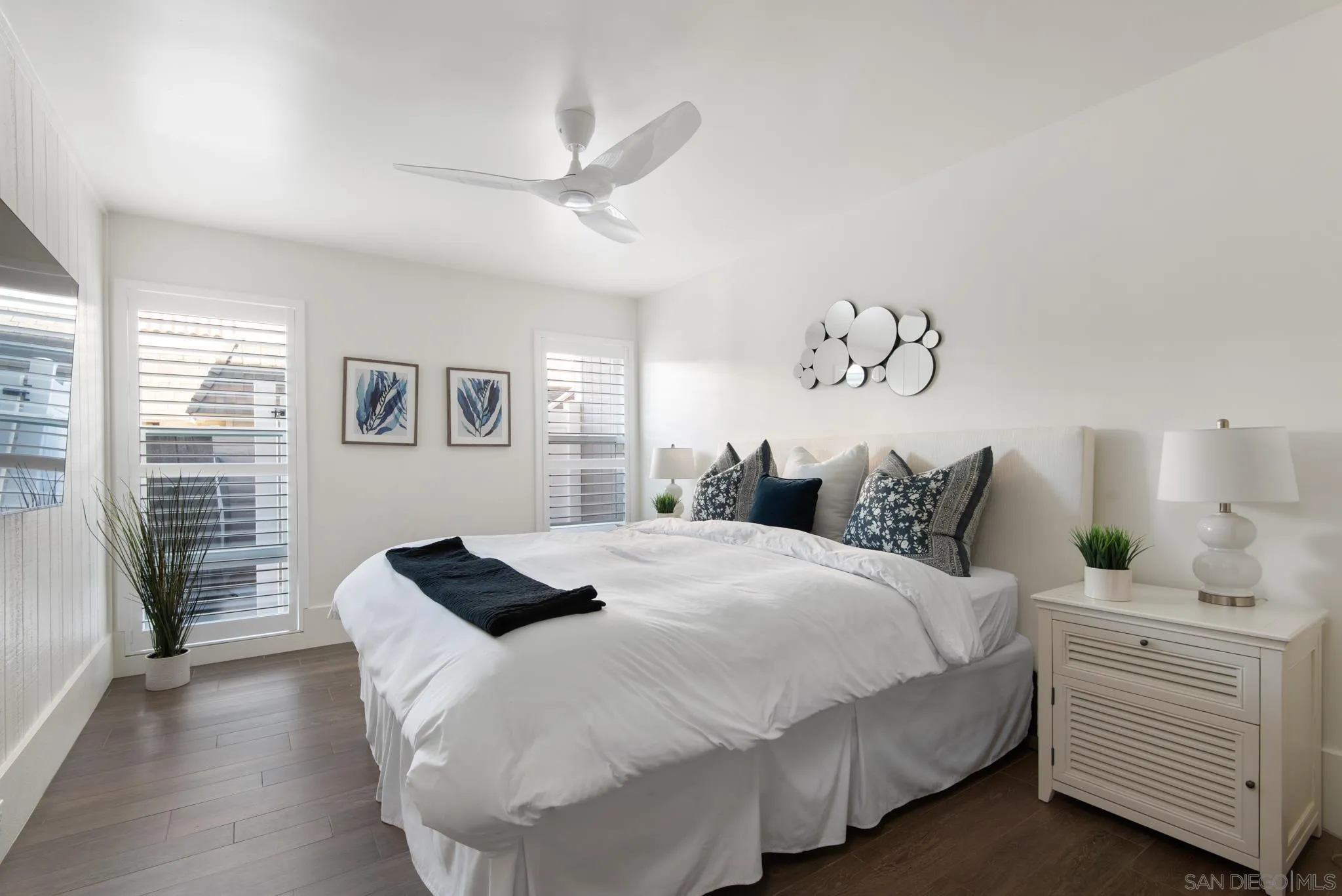 1933 Coast Boulevard Del Mar, CA 92014 - Photo 28 of 47 a bedroom with a bed and a window