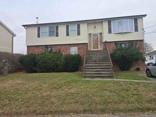 $840,000 | 1095 Pinebrook Court, West Hempstead, NY 11552