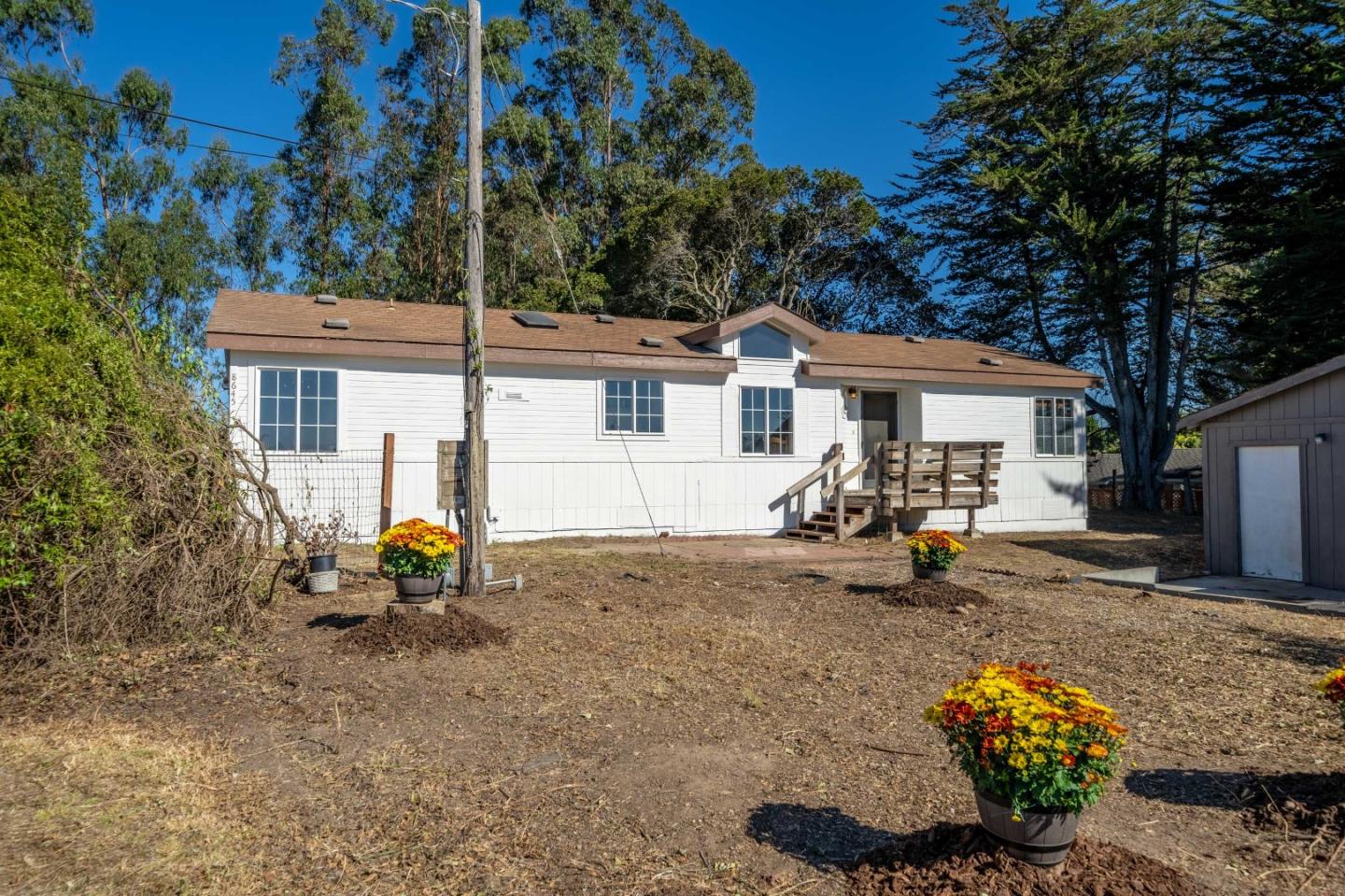 a view of a house with backyard