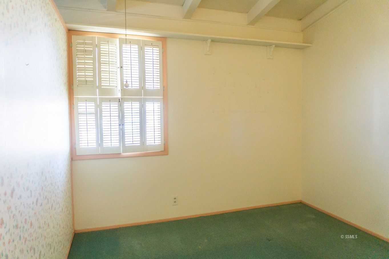 425 North Alvord Street Ridgecrest, CA 93555 - Photo 21 of 43 an empty room with a window