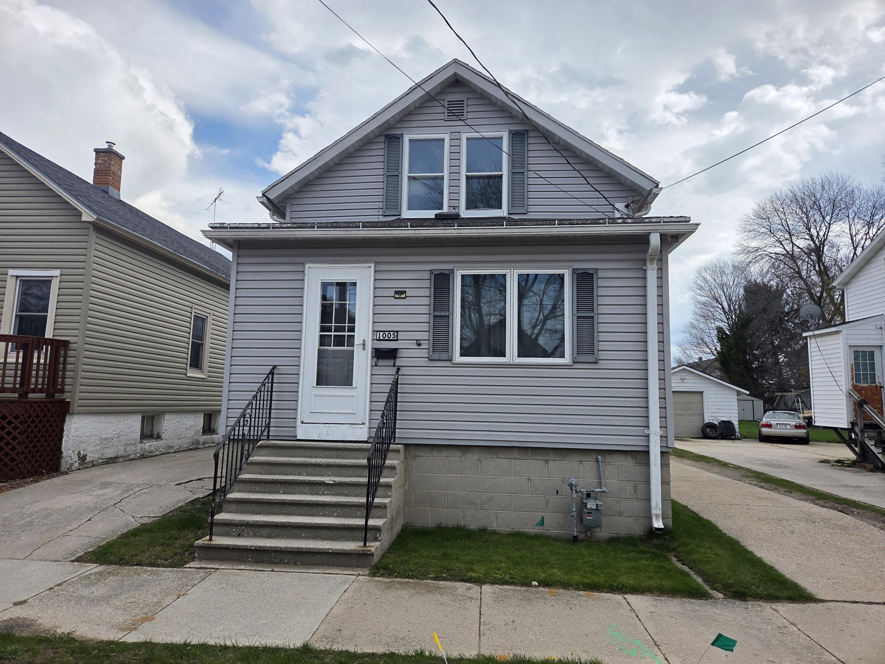 1005 19th Street Two Rivers, WI 54241 - Photo 2 of 30 20260504_155835