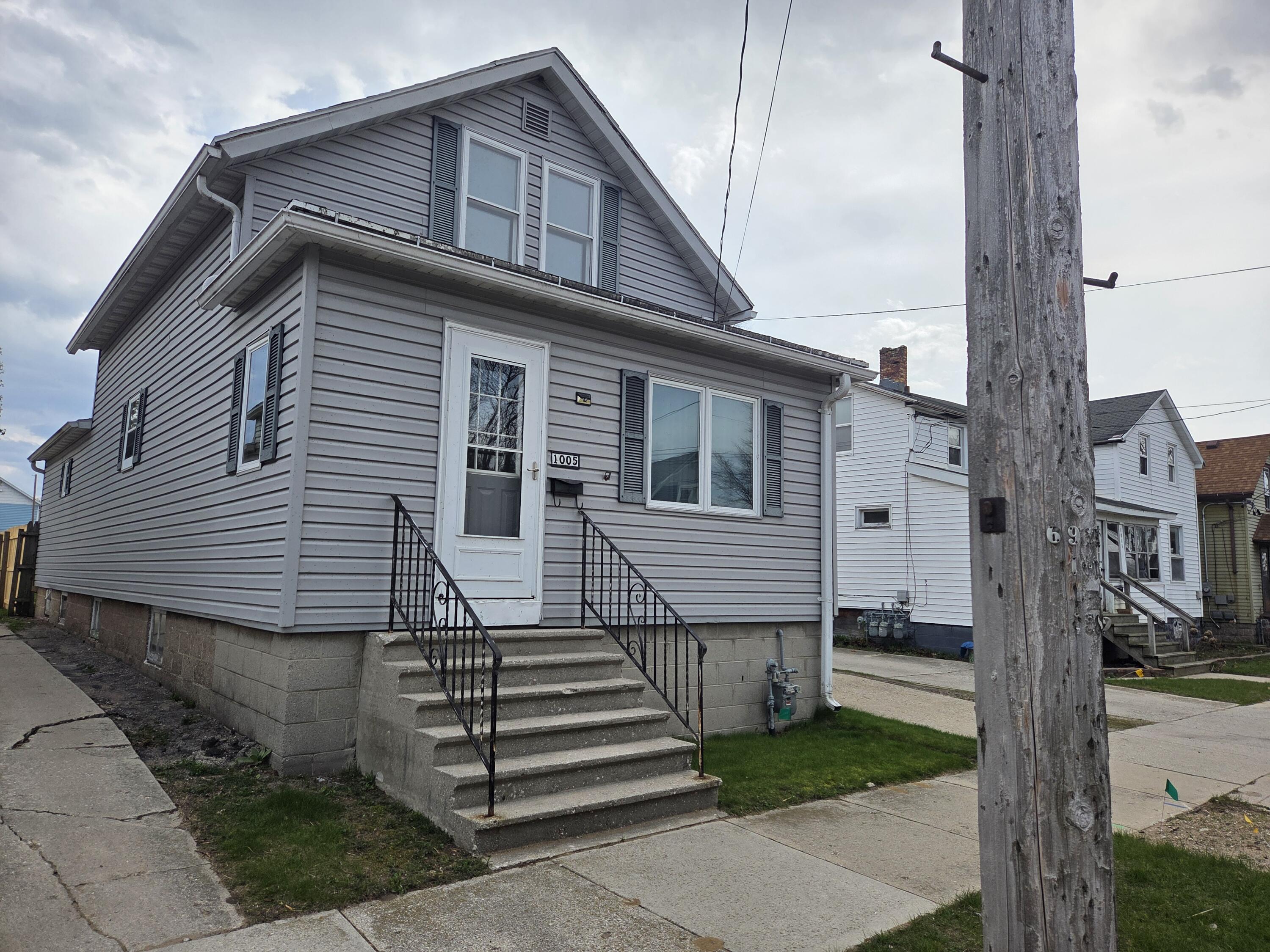 1005 19th Street Two Rivers, WI 54241 - Photo 3 of 30 20260504_155845