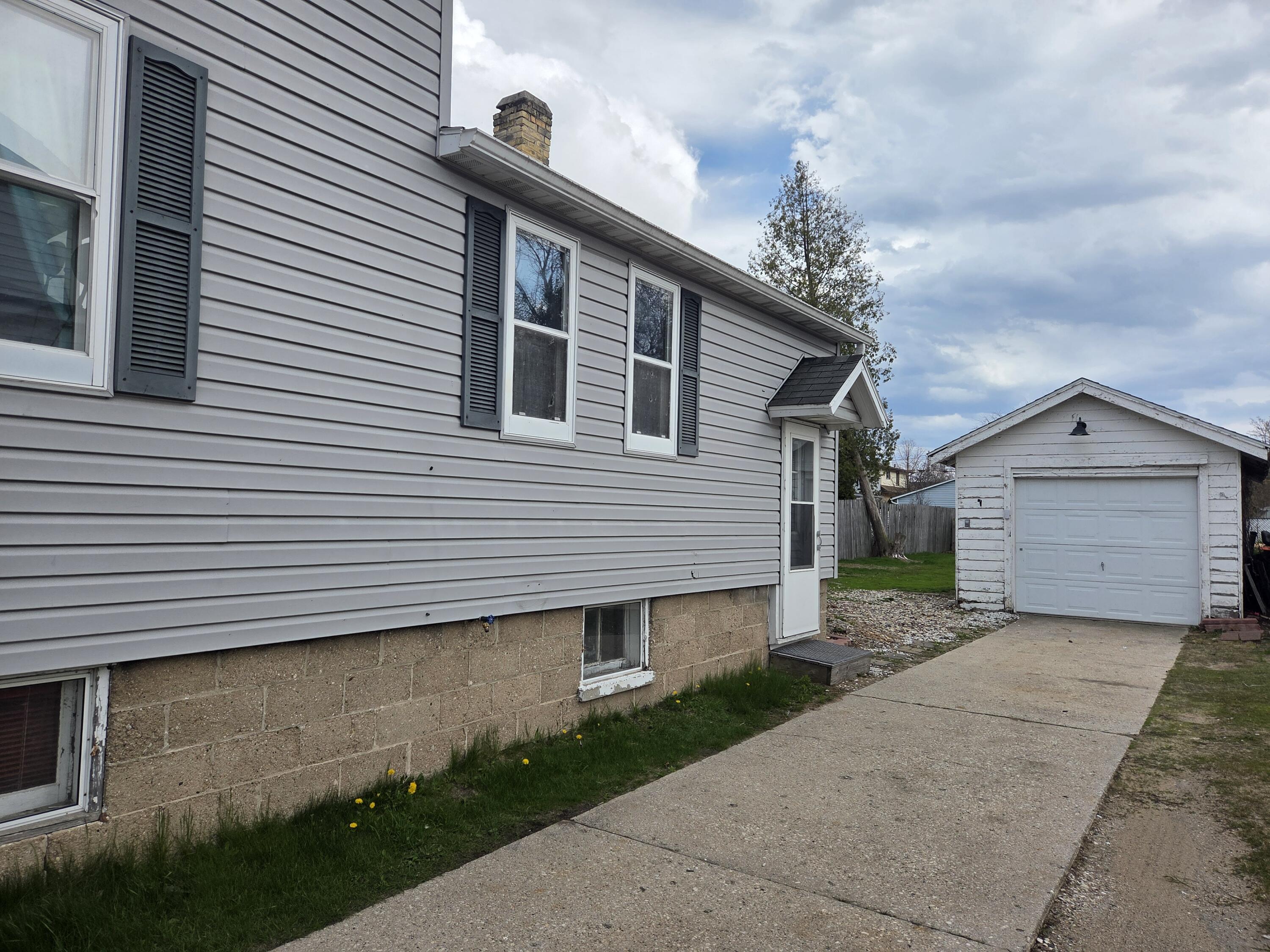 1005 19th Street Two Rivers, WI 54241 - Photo 4 of 30 20260504_155903
