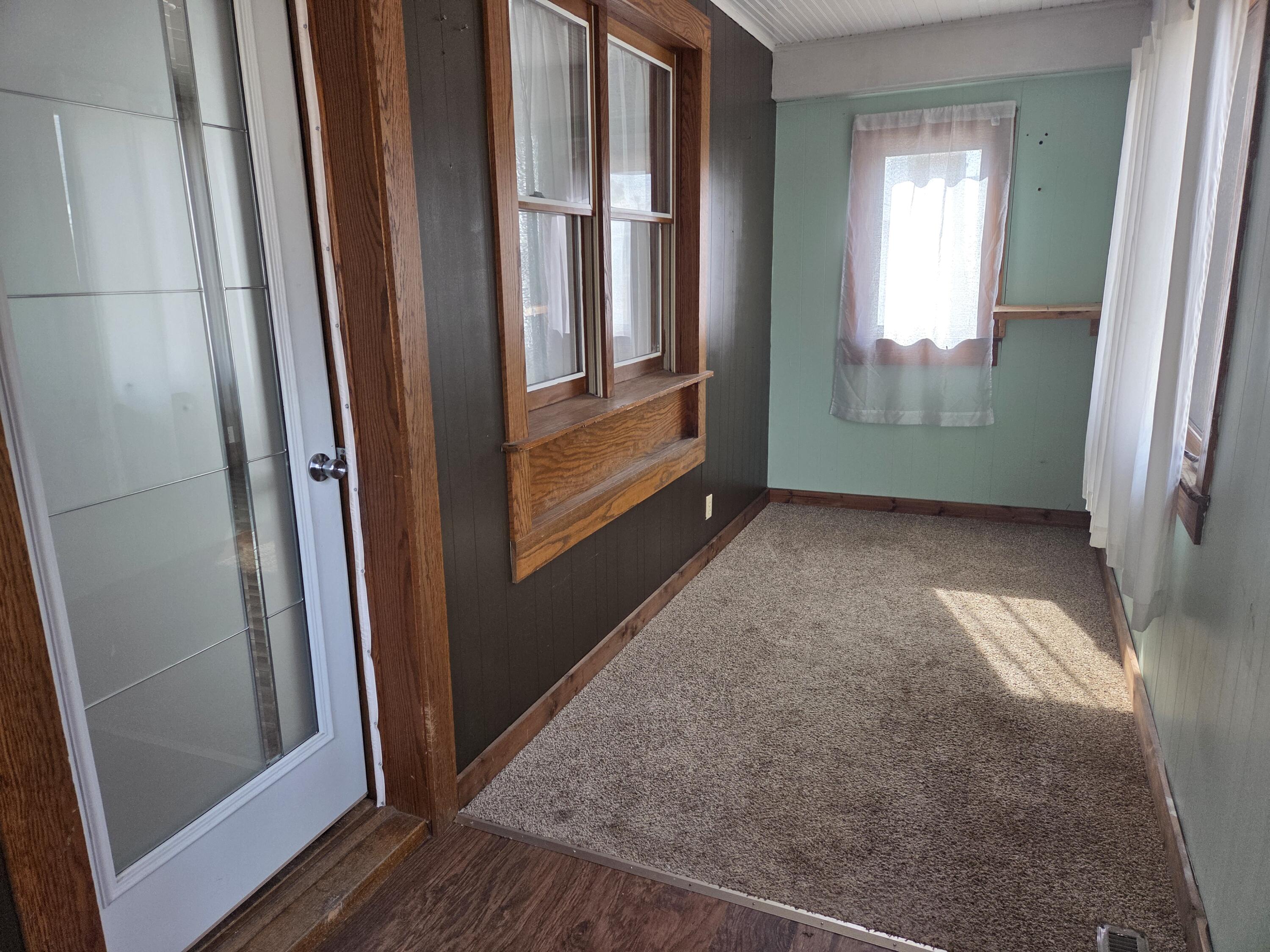 1005 19th Street Two Rivers, WI 54241 - Photo 7 of 30 20260504_160325