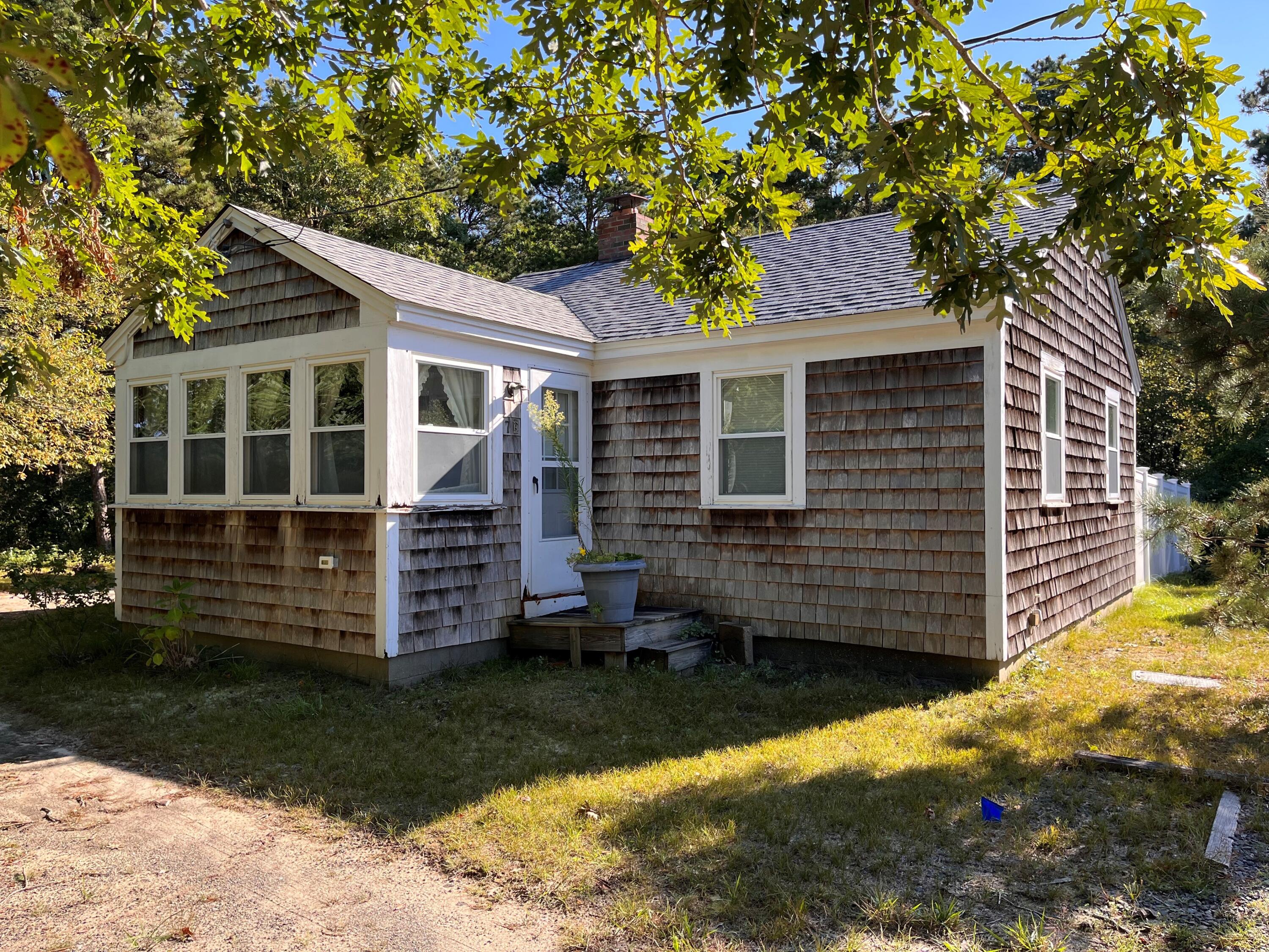 a view of a house with a yard