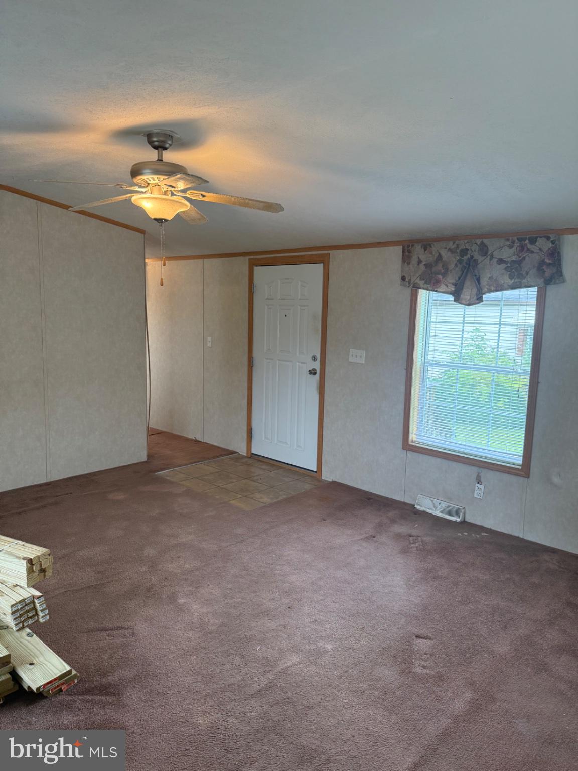 5 Revolutionary Road Mount Bethel, PA 18343 - Photo 5 of 28 Bright and inviting living space.
