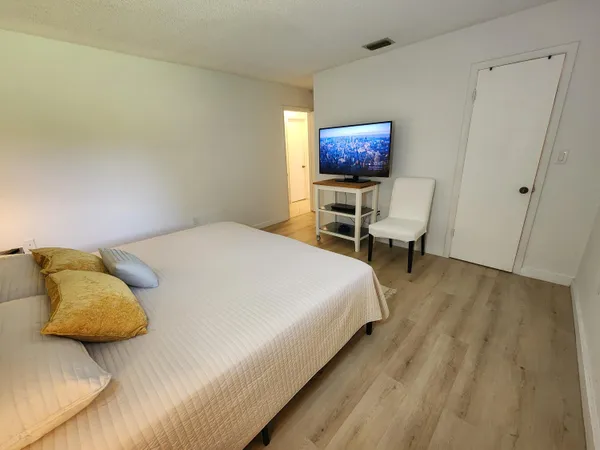 $3,000 | 1018 Lake Josephine Drive, Sebring, FL 33875