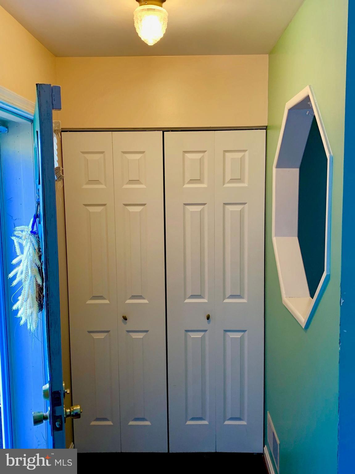 9025 North Laurel Road, Unit I Laurel, MD 20723 - Photo 2 of 38 Foyer