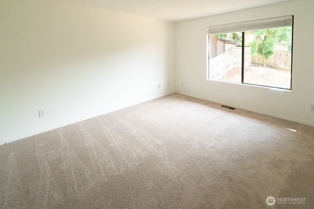 529 Southwest 324th Street Federal Way, WA 98023 - Photo 11 of 22 an empty room with a window
