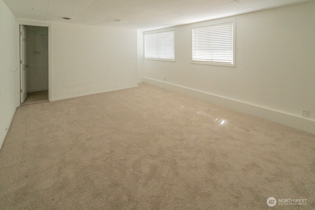 529 Southwest 324th Street Federal Way, WA 98023 - Photo 16 of 22 an empty room with windows