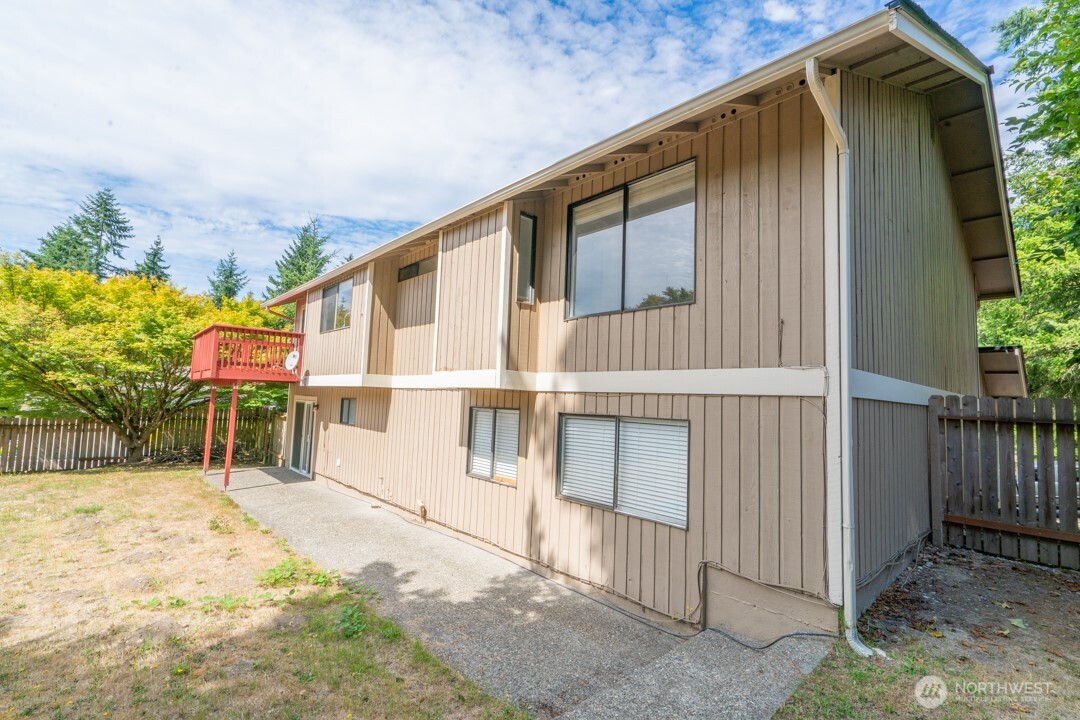 529 Southwest 324th Street Federal Way, WA 98023 - Photo 19 of 22 a view of small house with wooden fence