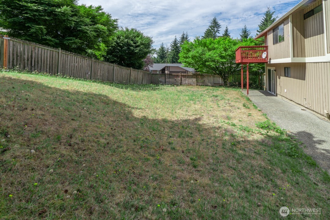 529 Southwest 324th Street Federal Way, WA 98023 - Photo 20 of 22 a backyard of a house with table and chairs