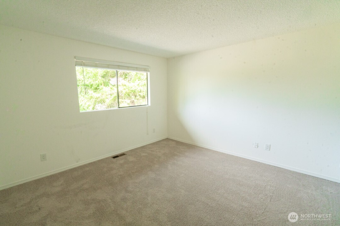 529 Southwest 324th Street Federal Way, WA 98023 - Photo 10 of 22 an empty room with windows