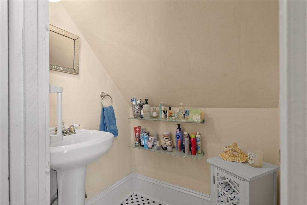 17 Windermere Road Boston, MA 02125 - Photo 27 of 38