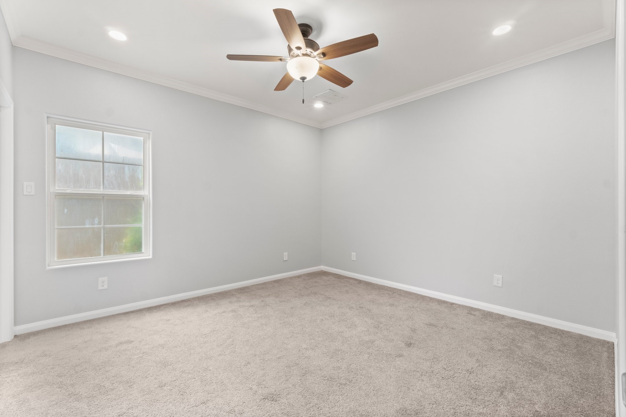 16866 West Hammon Montgomery, TX 77316 - Photo 16 of 21 an empty room with a window and a ceiling fan