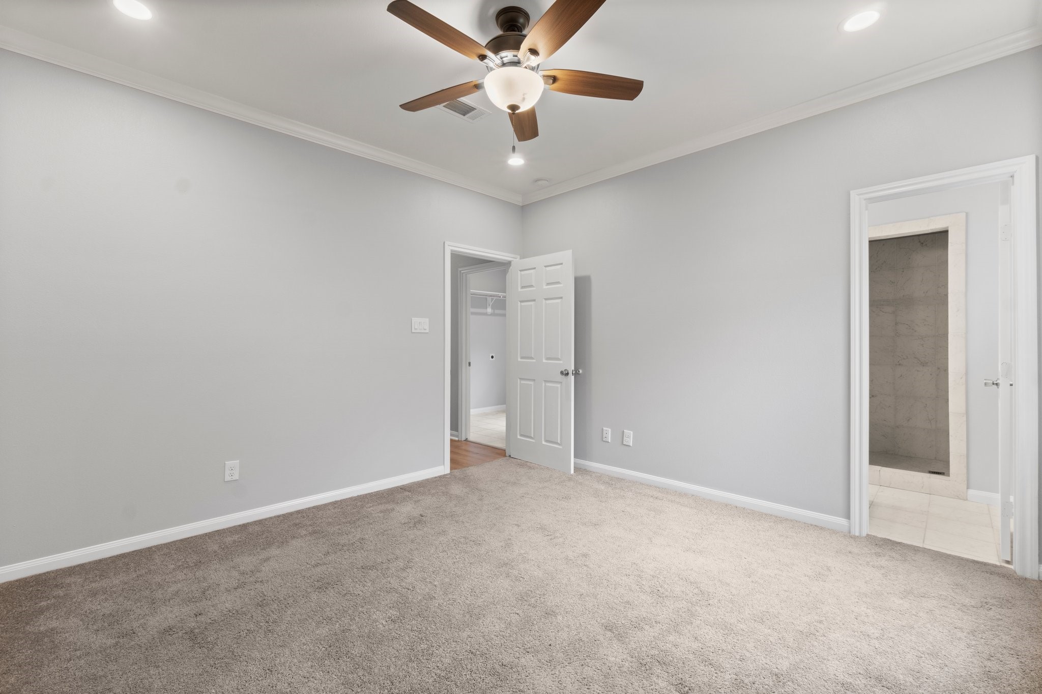16866 West Hammon Montgomery, TX 77316 - Photo 17 of 21 an empty room with closet and a ceiling fan