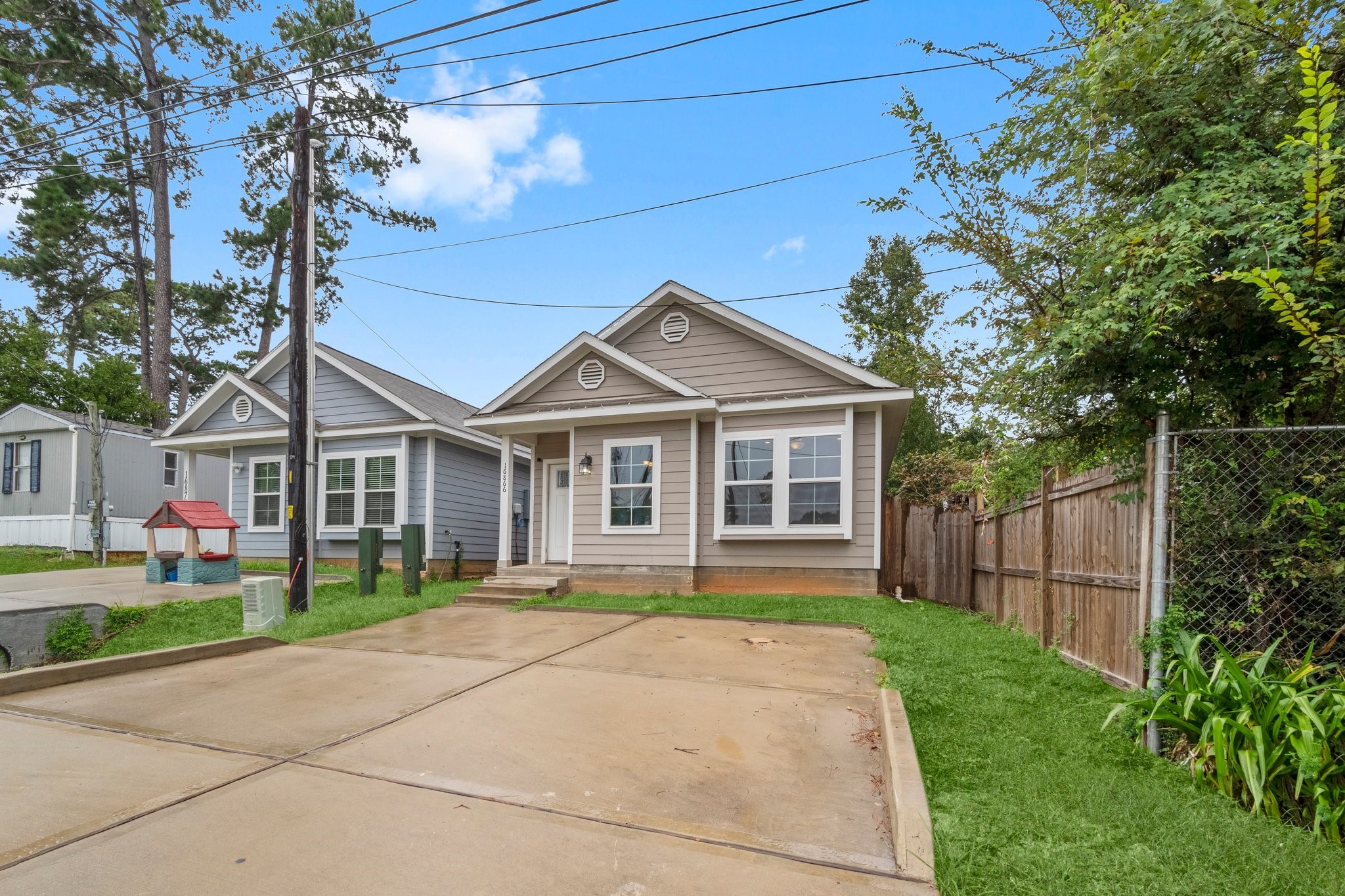 16866 West Hammon Montgomery, TX 77316 - Photo 2 of 21 a front view of house with yard and green space
