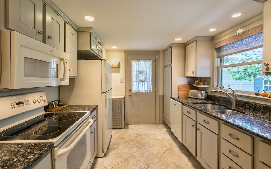 12 Arbor Road Chelmsford, MA 01863 - Photo 10 of 25