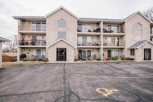 $210,000 | 8836 Amelia Court, Unit 1B, Justice, IL 60458