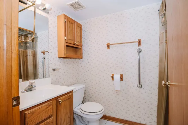 $210,000 | 8836 Amelia Court, Unit 1B, Justice, IL 60458