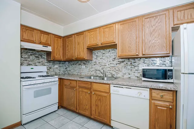 $210,000 | 8836 Amelia Court, Unit 1B, Justice, IL 60458