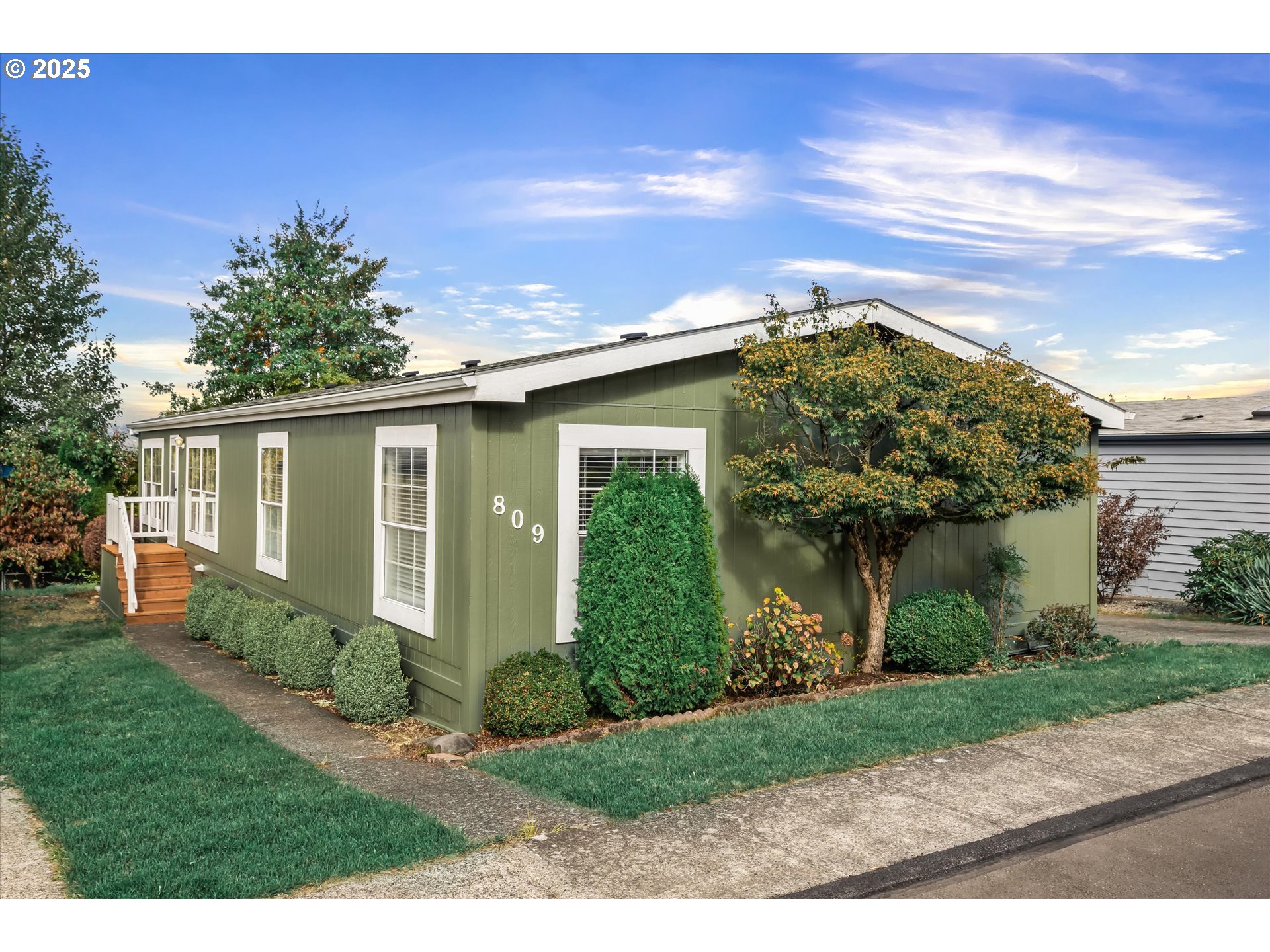 809 Southwest Crestview Way Troutdale, OR 97060 - Photo 1 of 40 a front view of house with a garden