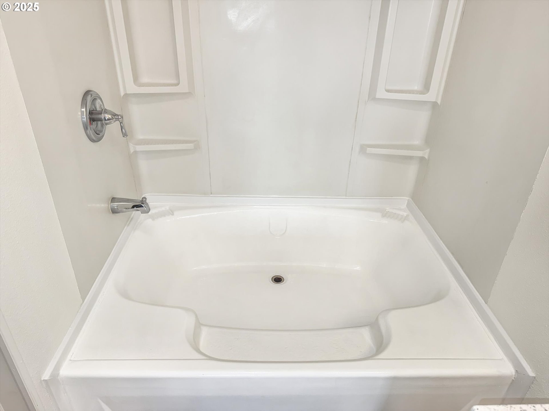 809 Southwest Crestview Way Troutdale, OR 97060 - Photo 21 of 40 a bathroom with a bathtub