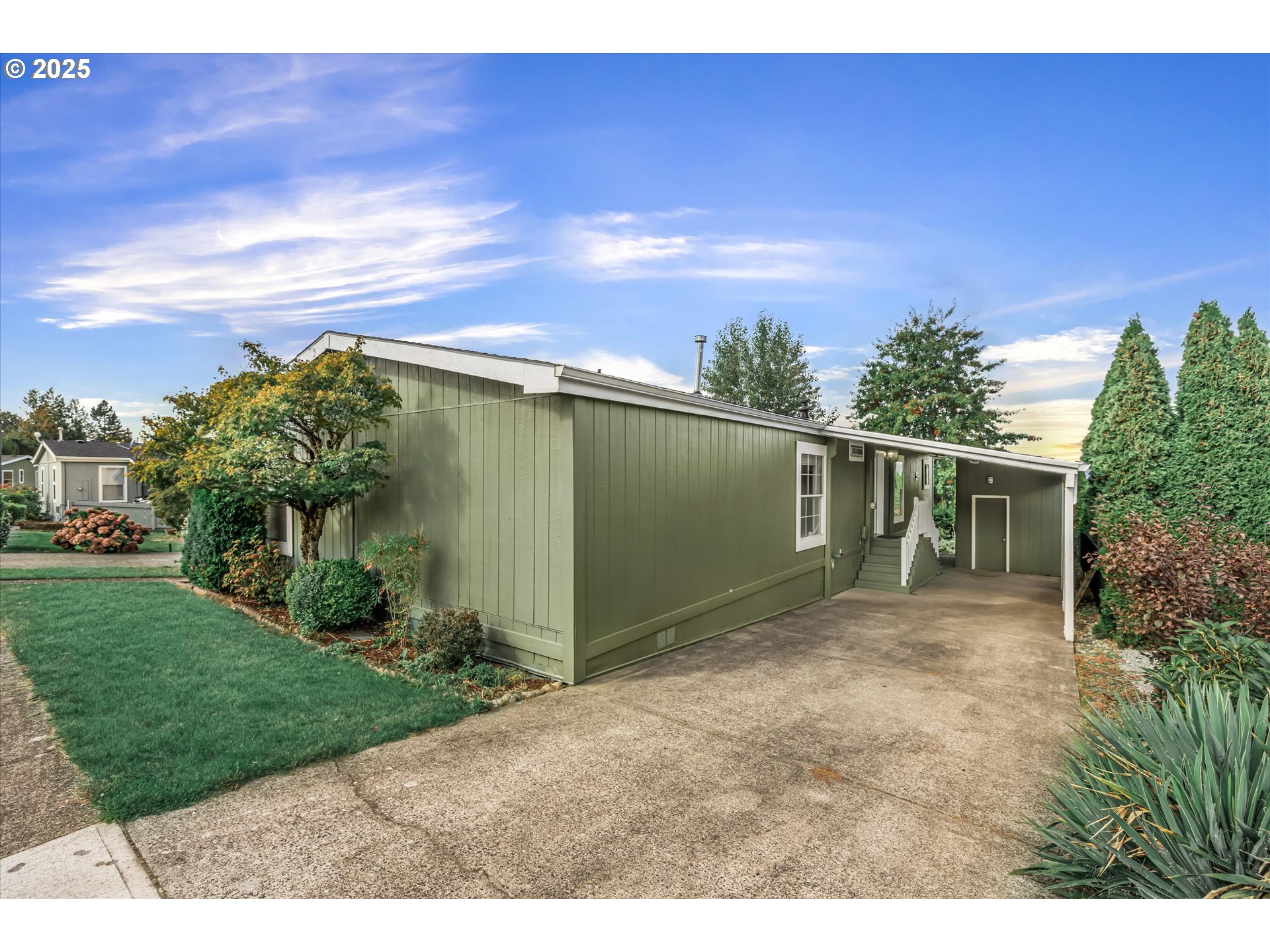 809 Southwest Crestview Way Troutdale, OR 97060 - Photo 3 of 40 a backyard of a house with lots of green space